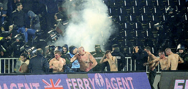 Вучић о хаосу на дербију: Неко је пустио криминалце са ланца